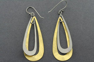 interlinked teardrop earring - gold plated & oxidized - Makers & Providers