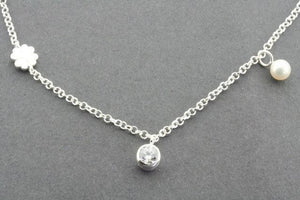 clover/pearl/zirconian necklace - Makers & Providers