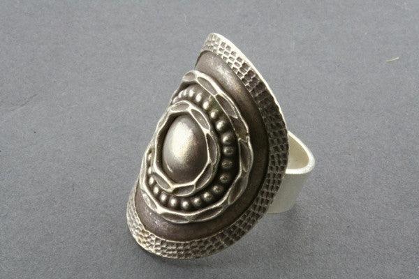 oval detailed curved ring - Makers & Providers
