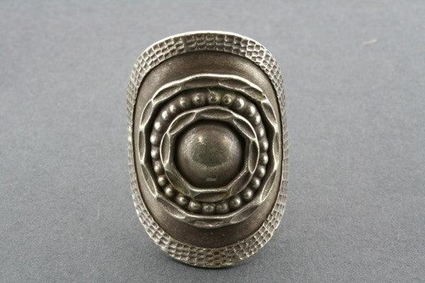 oval detailed curved ring - Makers & Providers
