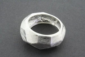 narrow faceted scratched ring - Makers & Providers
