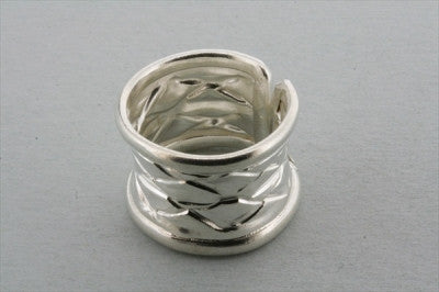 rimmed creased ring - Makers & Providers